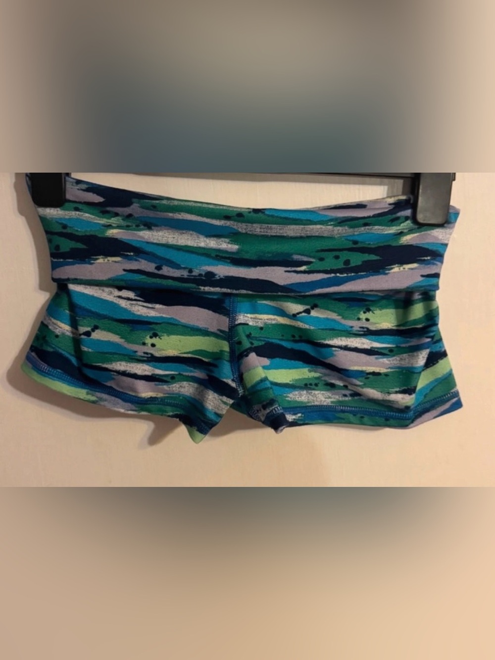 Lululemon Boogie Short Roll Down in rare "Seven Wonders Multi" print. - Picture 2 of 3